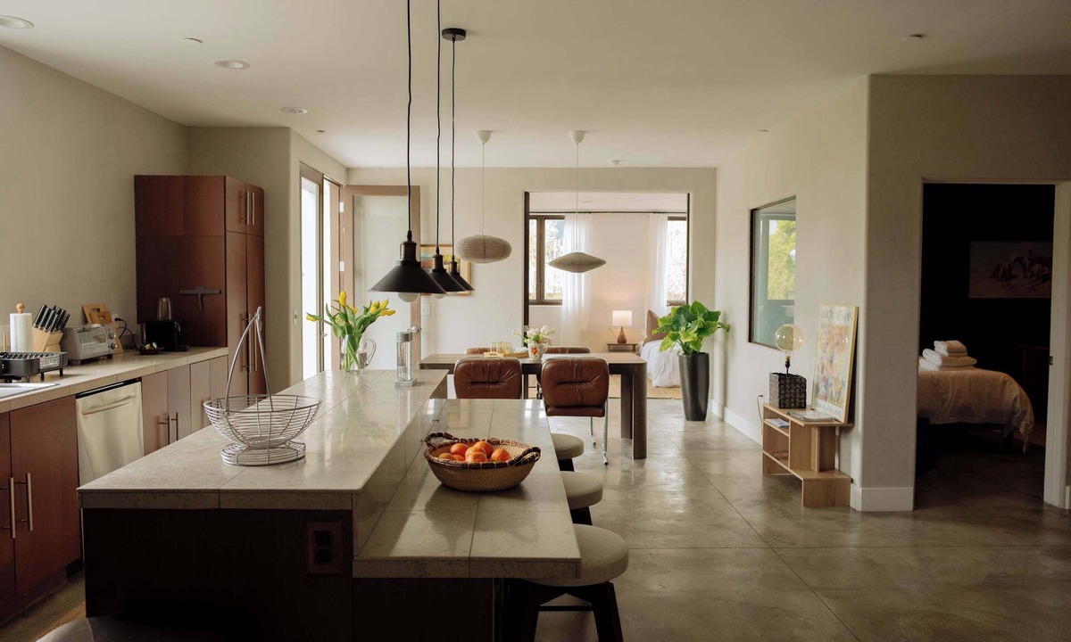 West Hollywood Bed & Breakfast | Stylish W. Hollywood Apartment with Balcony & Parking