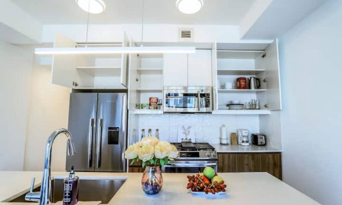 Sunnyside Condo | ✨ Stylish Walkout Condo in the Heart of Trendy Kensington ✨