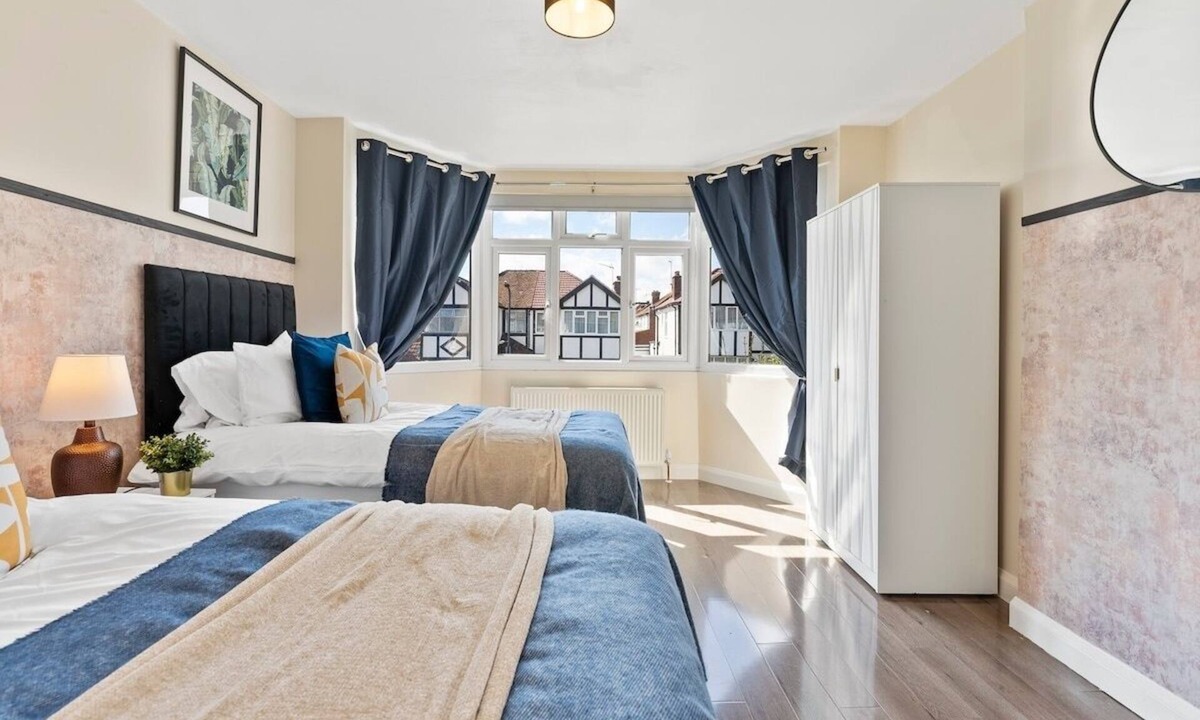 Sudbury House | Stylish Wembley Gem - Parking -Sleeps 14