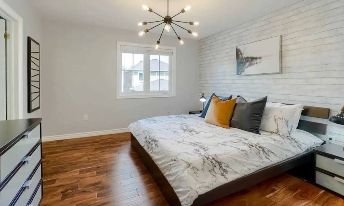 Milton House | Stylish with outdoor jacuzzi, foosball & comfort