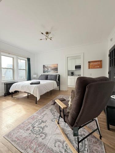 East Avenue Apartment | StylishDowntown Studio Queen Bed Full Kitchen