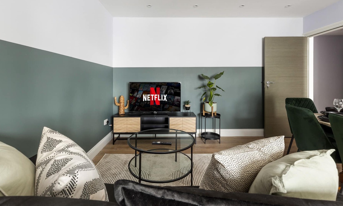 Dudden Hill Apartment | Stylist 3 Bed Apartment in London