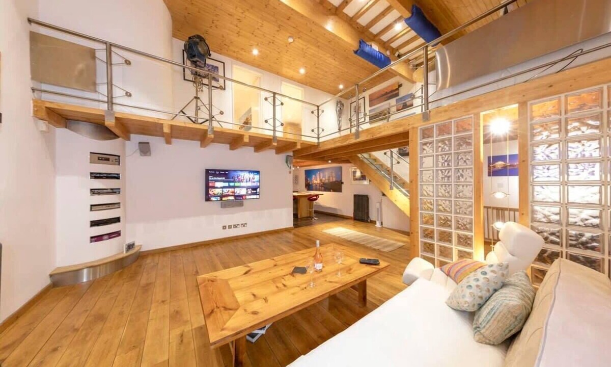 West Ashling House | Stylist Split Level 2 Bed with Parking