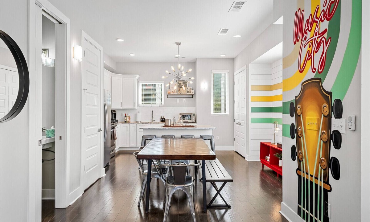 Hadley - Washington House | Stylist Townhome, 2 Miles to Downtown, Rooftop Lounge With Fire pit + Game Room!