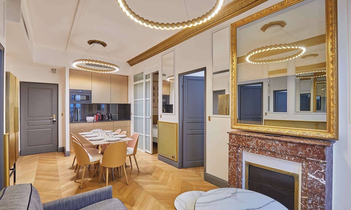 8th Arrondissement Apartment | Sublim AC-3 BDR Montaigne/Arc de Triomphe
