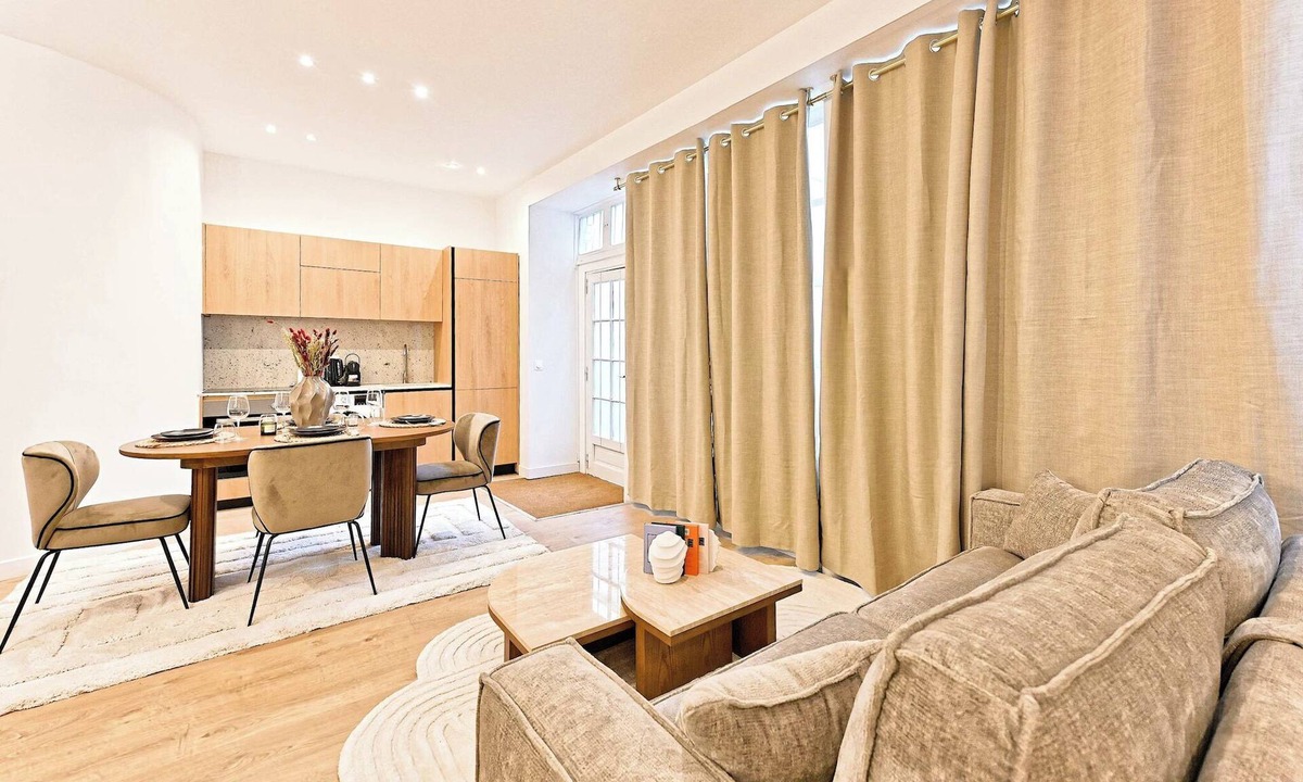 Quartier de Rochechouart Apartment | Sublime air-conditioned flat Galeries Lafayette