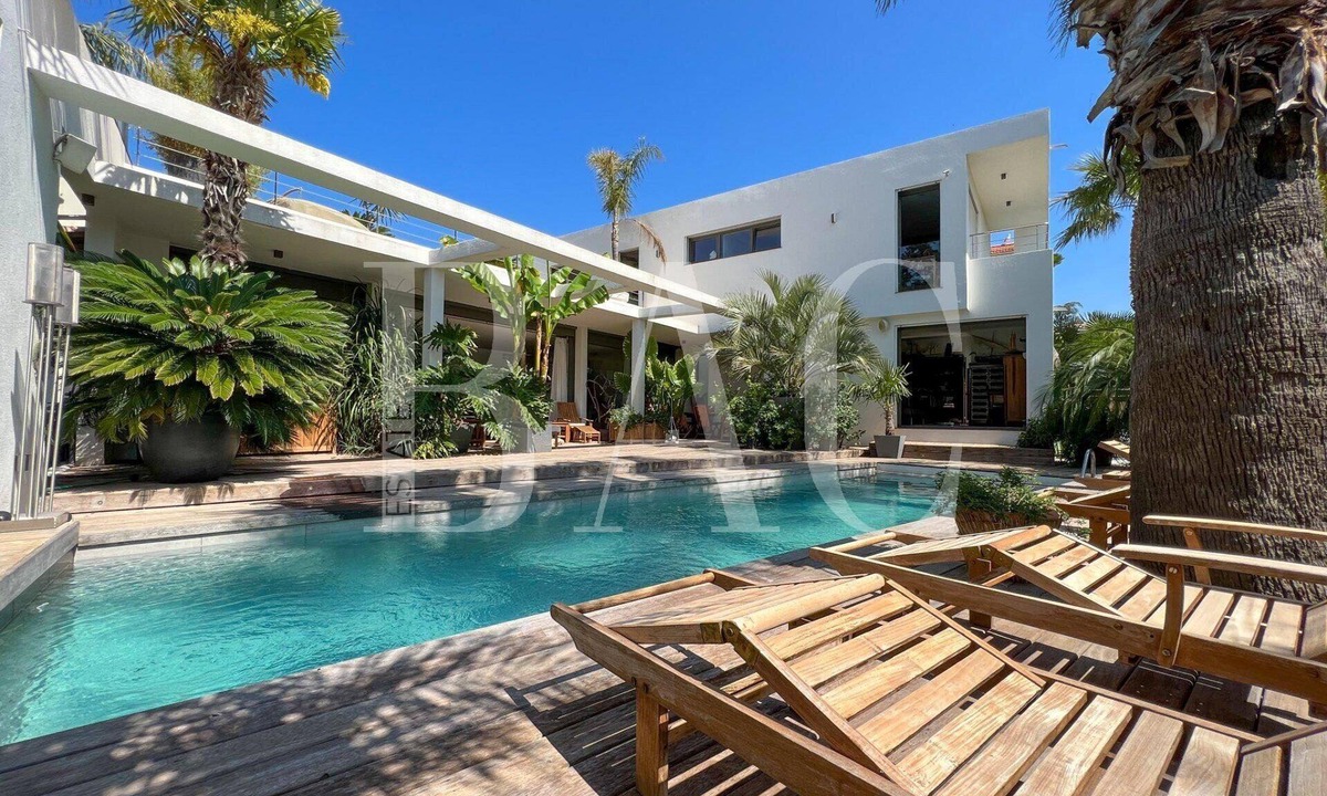 Frejus Villa | Sublime architect-designed villa close to beaches.