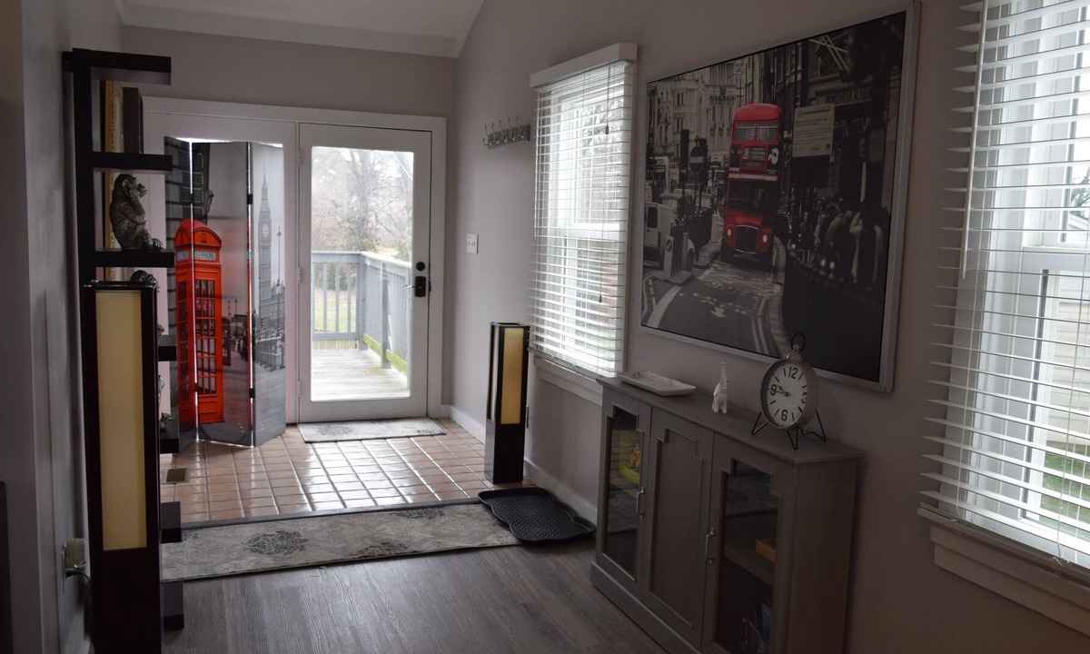 Lyndon Apartment | Suburban Loft - One Large Bedroom Apartment w/Sofa Sleeper