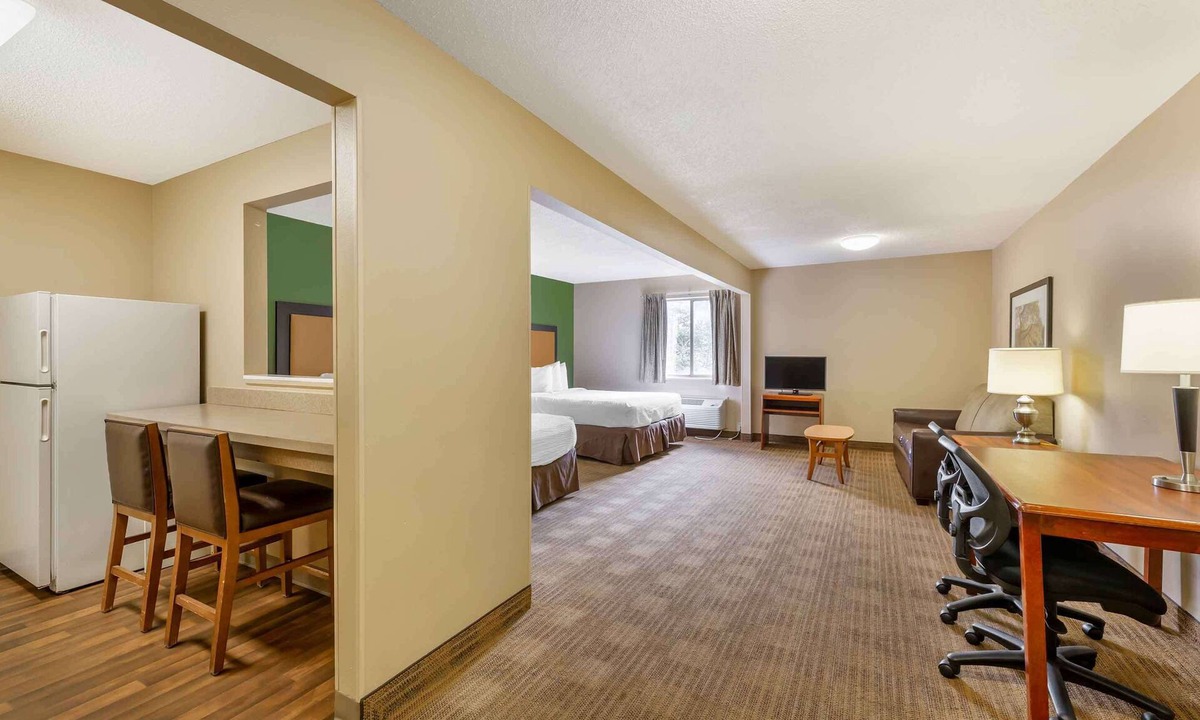 Akron Hotel | Suburban Studios Copley Akron West