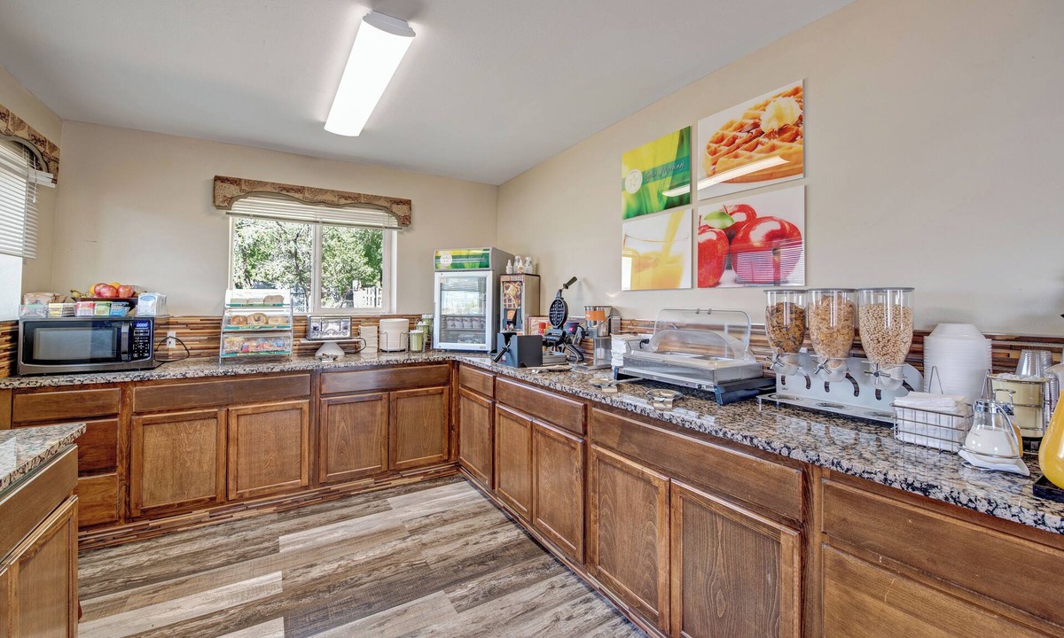 Cortez Hotel | Suburban Studios near Mesa Verde