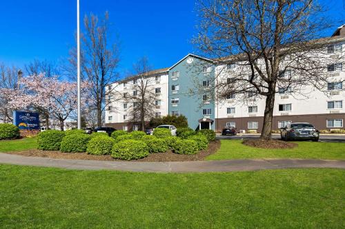Dulles Town Center Hotel | Suburban Studios Sterling - Washington Dulles