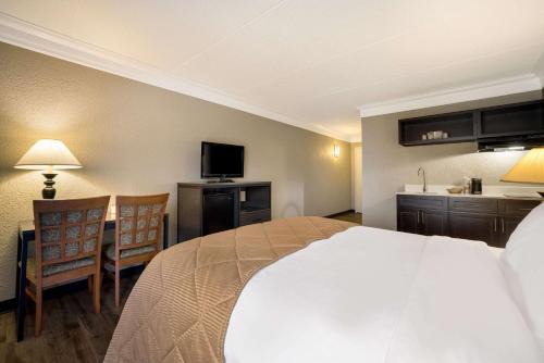 Lindbergh Lawns Hotel | Suburban Studios Syracuse Fairgrounds