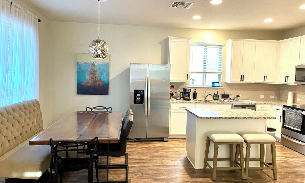 Leander House | Suburban Tranquility Meets Metropolitan Convenience
