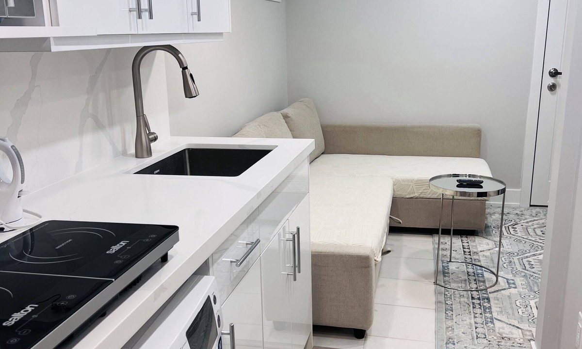 Halton Regional Municipality Apartment | Sudio Basement Suite with Sofa Bed and kitchen, Entrance from Garage -Sleeps 2