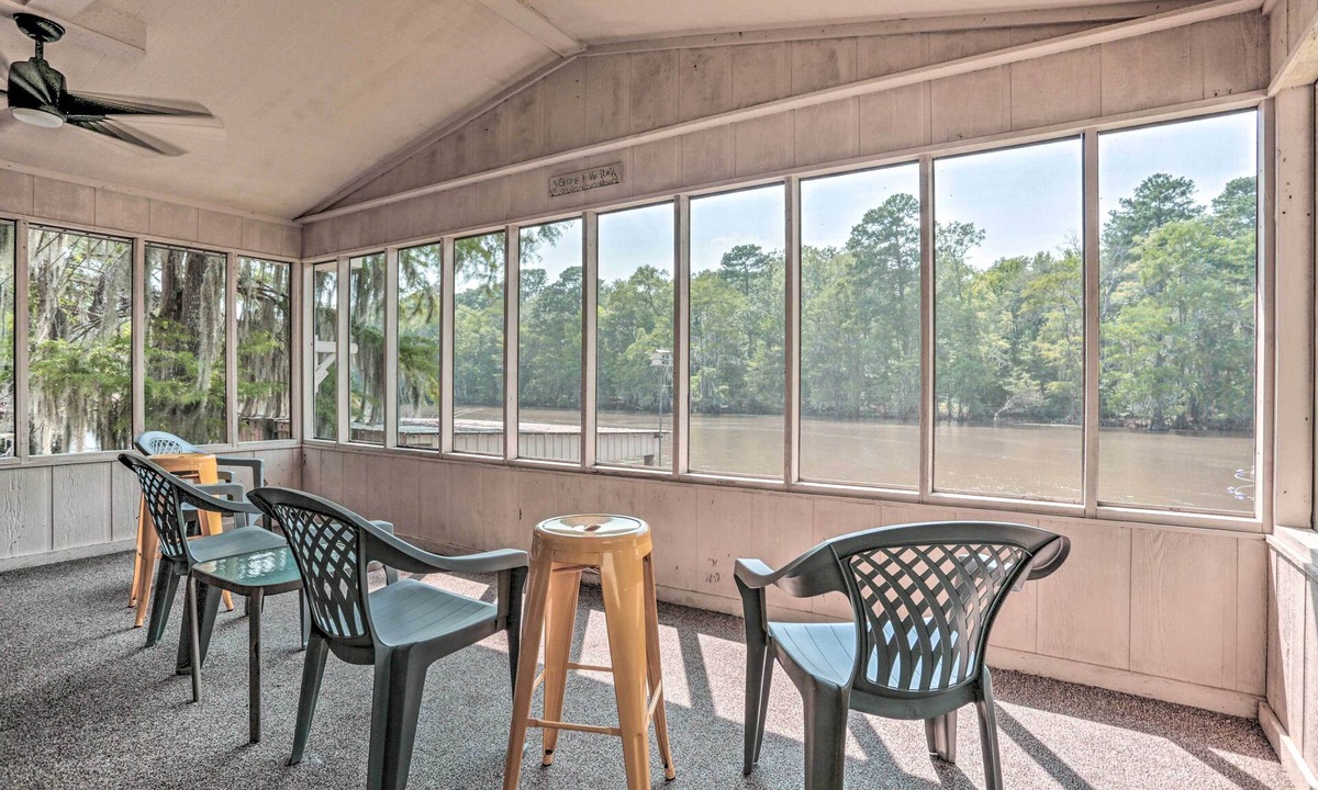 Jefferson Cottage | Sues Camp w/Caddo Lake Access & Dock!