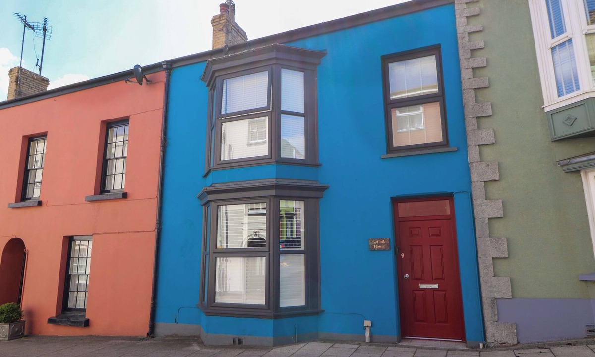 Narberth House | SUFFOLK HOUSE, pet friendly, with open fire in Narberth