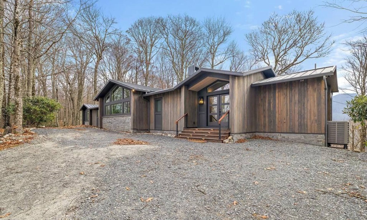Sugar Mountain House | Sugar Grand is a recently renovated single-level - 4BD - Hot tub - Mtn Views