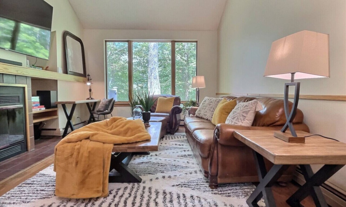 Killington House | SugarBear- Pool, AC, Sauna, Gym, Tennis!
