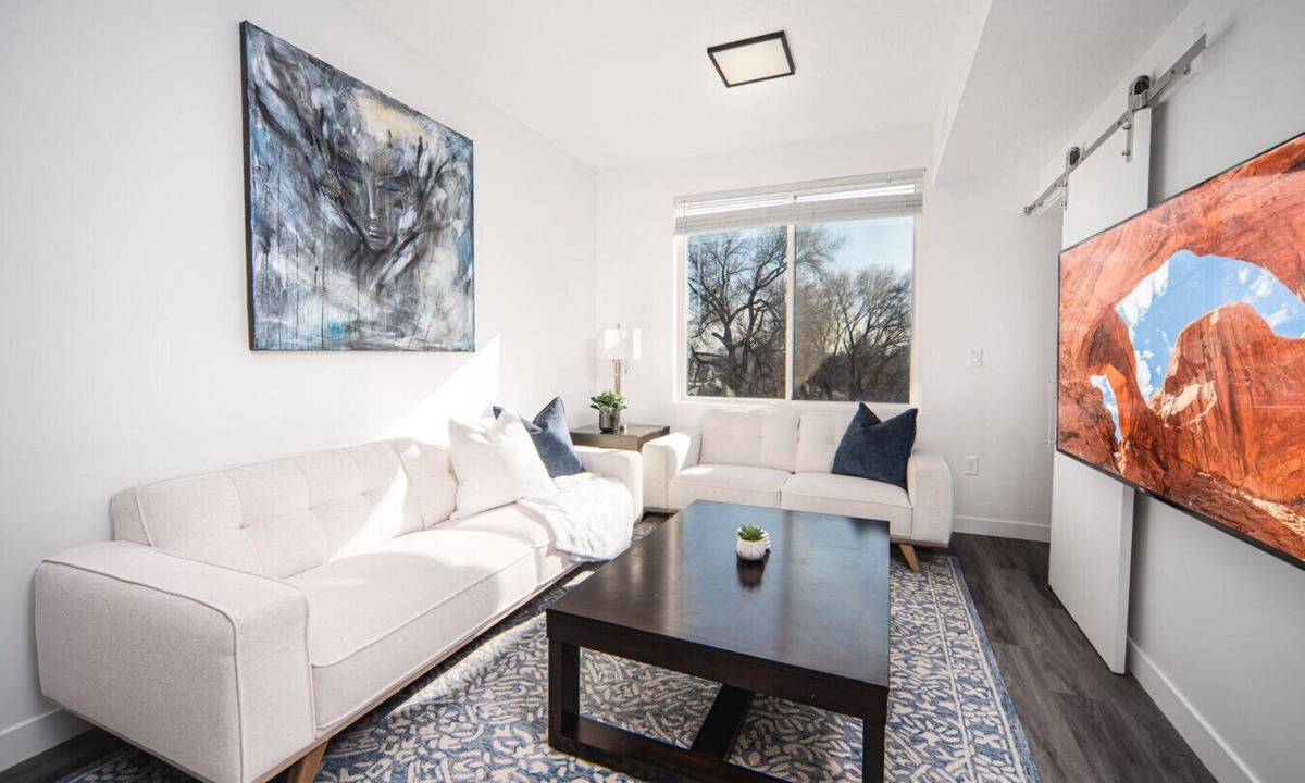 Sugar House Apartment | Sugarhouse! Mtn Views!|TopFloor|King|Parking|Gym