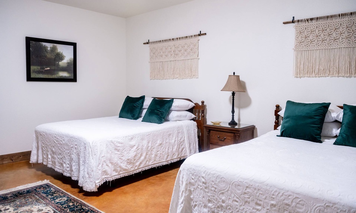 Brenham Apartment | Suite #10 - 73 Acres - Horse Oasis - Queen Beds - 10min to RoundTop