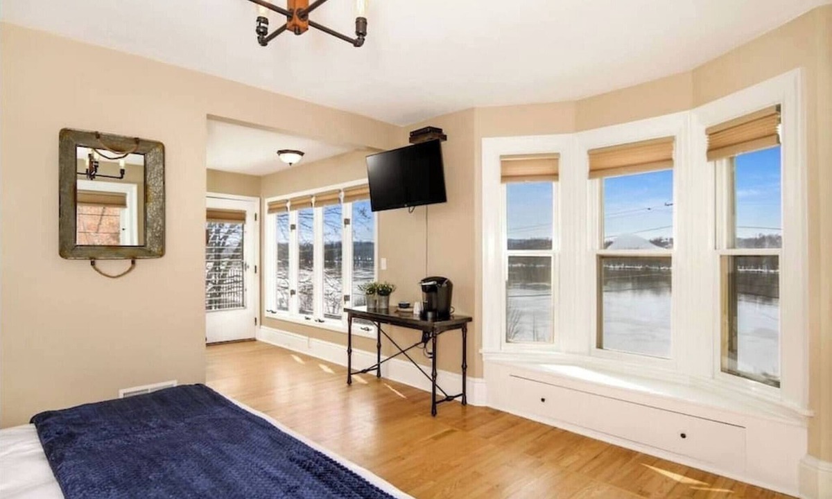 Fountain City House | Suite #2 - Panoramic River Views - King w/Balcony