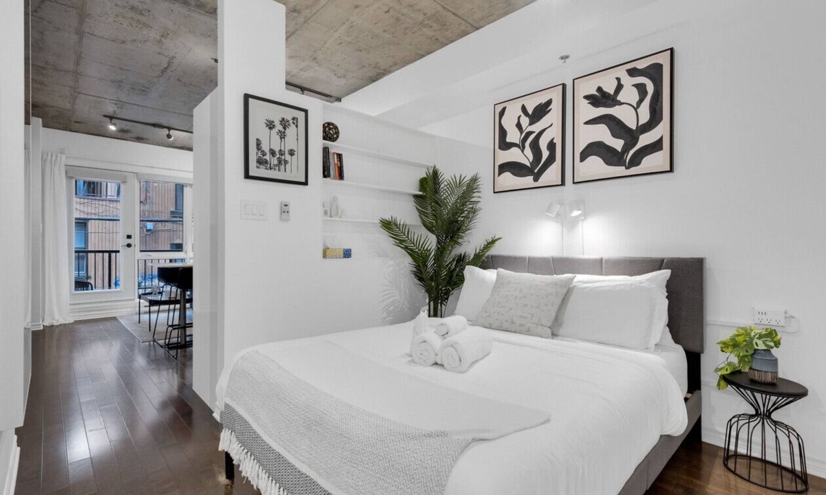 Milton Park Apartment | Suite 206 Downtown Montreal | W/Balcony, Queen Bed, Sofa Bed, Parking & 65` TV