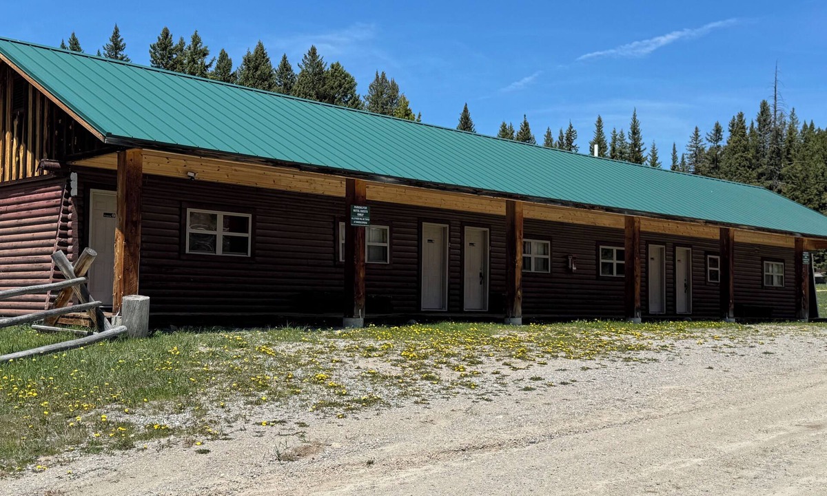 Ten Sleep Cabin | Suite 3: Wake Up Wild in Ten Sleep! Vibes, Epic Trails, Legendary Eats Await!