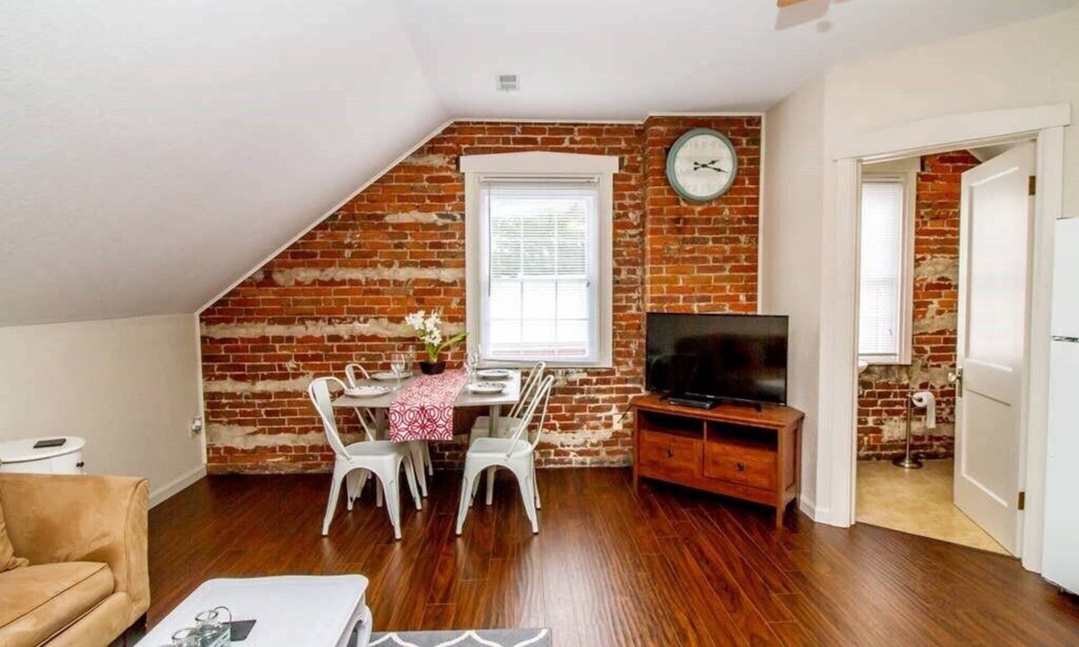 Hermann Hotel | Suite #4 - Adorable 2 Bed Suite in Downtown Hermann