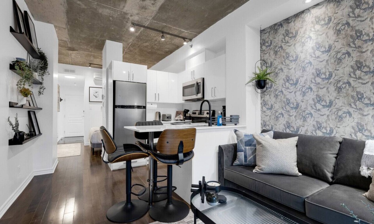 Milton Park Apartment | Suite 407 Downtown Montreal | W/Balcony, Queen Bed, Sofa Bed, Parking & 55` TV
