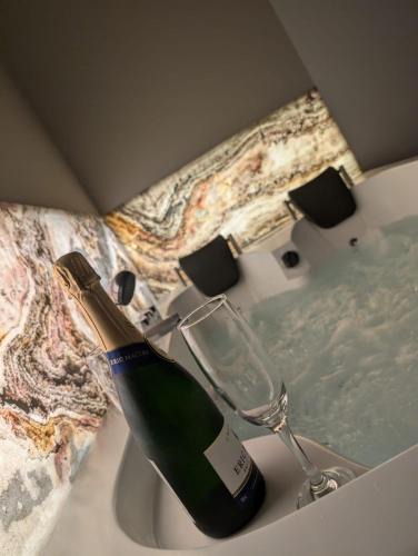 Vergeze Apartment | Suite avec jacuzzi privatif