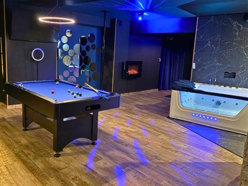 Sainte-Pezenne Apartment | Suite Cléopâtre avec balnéo & billard - Doux Bleu Jeux