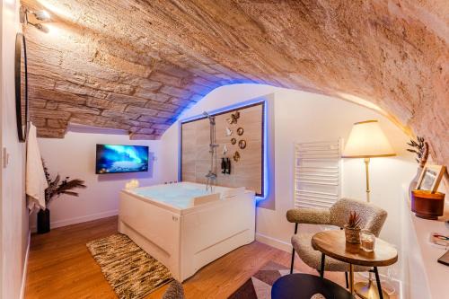 Saint-Michel - Nansouty - Saint-Genes Apartment | Suite d'Exception sous Voûtes avec Spa & Cinéma