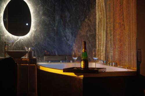 Clary House | Suite Dark Luxe avec Écran géant de cinéma et jacuzzi