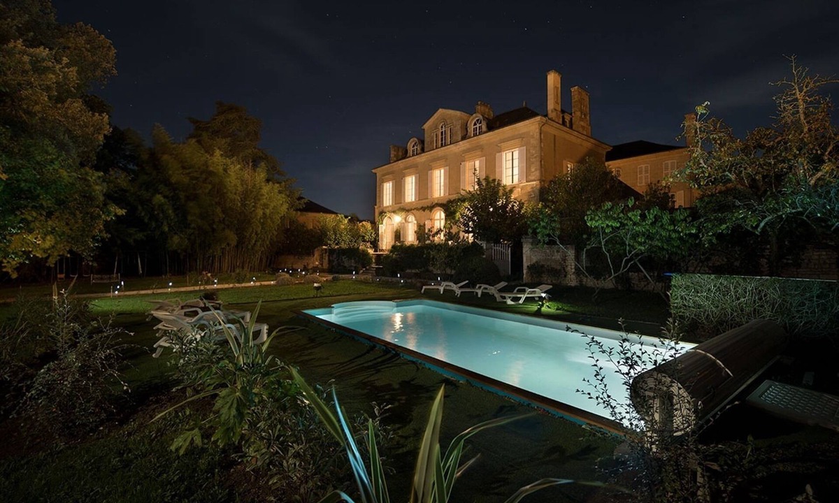 Fontenay-le-Comte House | Suite-Family-Private Bathroom-Pool view-suite 4 etoiles
