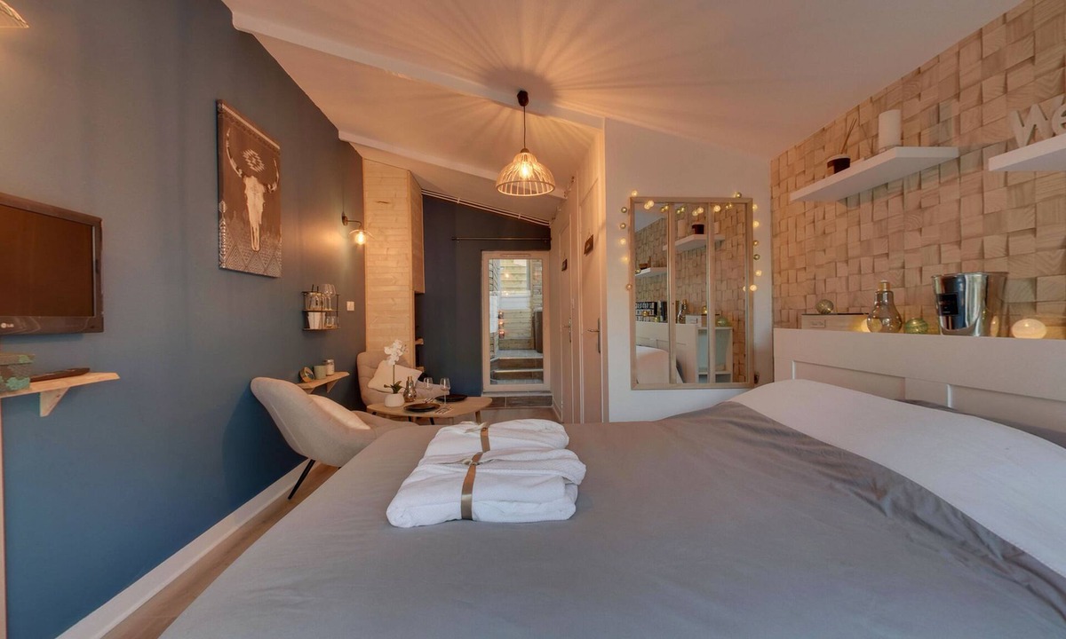Sainte-Croix-Grand-Tonne Bed & Breakfast | Suite Caen'pagne & Spa - with private Jacuzzi