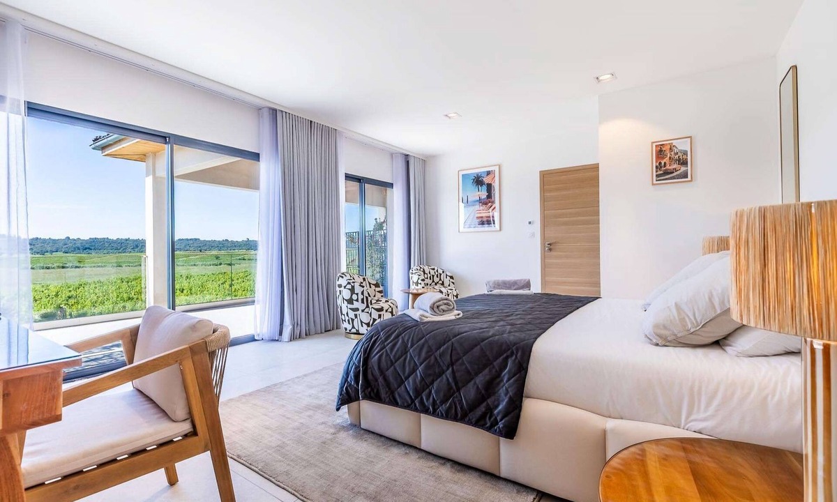 Plaissan Bed & Breakfast | Suite "La Capri" - Heated pool & SPA