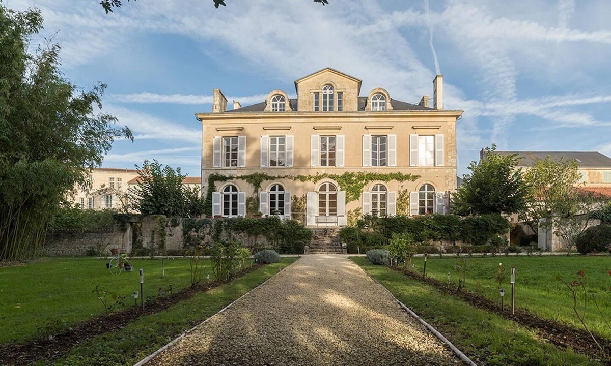 Fontenay-le-Comte House | Suite-Luxury-Ensuite-Pool view-4 étoiles