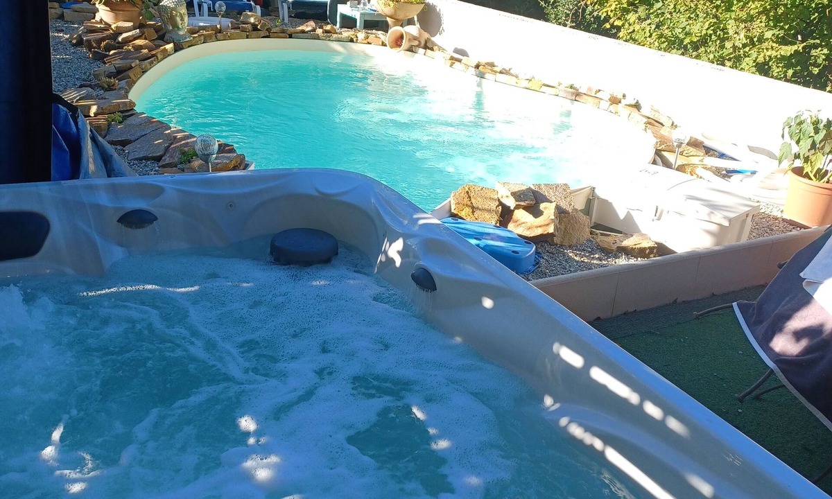 Brassac Bed & Breakfast | Suite Noelie, son Ecran de Cinema et sa Baignoire d Époque