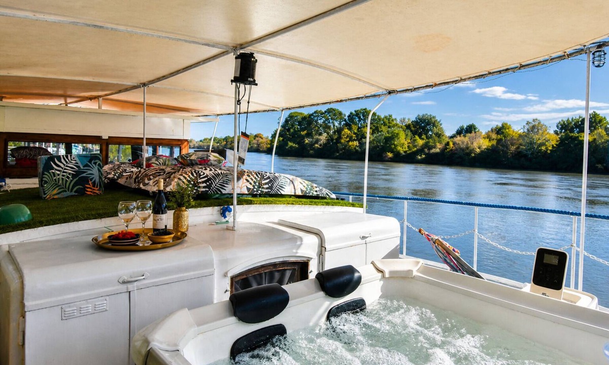 Avignon Boat Rental | Suite-Private Bathroom-River view