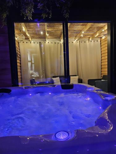 Cuincy Apartment | Suite privative avec jacuzzi et espace détente