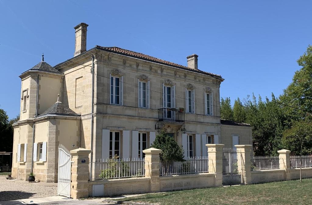 Ambares-et-Lagrave Bed & Breakfast | Suite privative Abella - Aile de maison bourgeoise