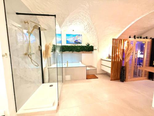 Gignac Apartment | Suite Privative Spa Jacuzzi Sauna - Proche Montpellier