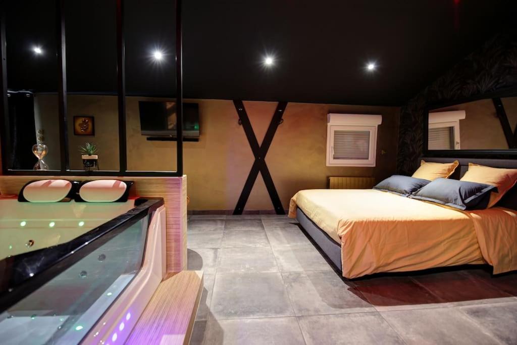 Saint-Genest-Lerpt Apartment | Suite romantique avec ambiance cocooning