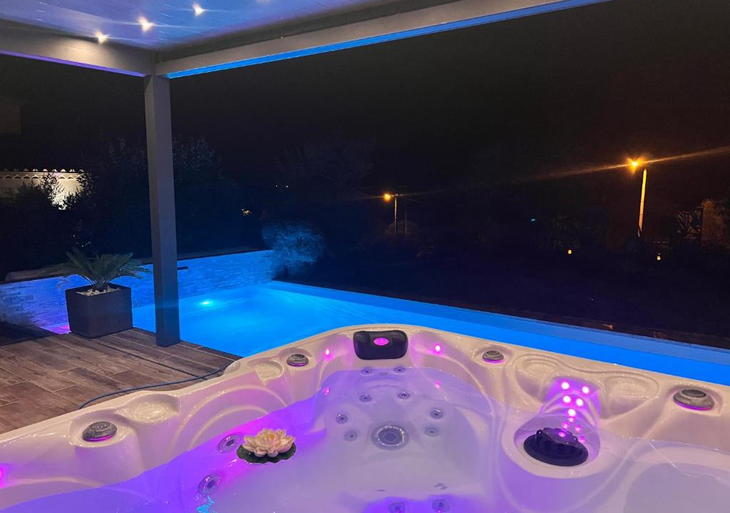 Villeneuve Bed & Breakfast | Suite romantique Le temps d'un Instant Loveroom Hammam jacuzzi piscine