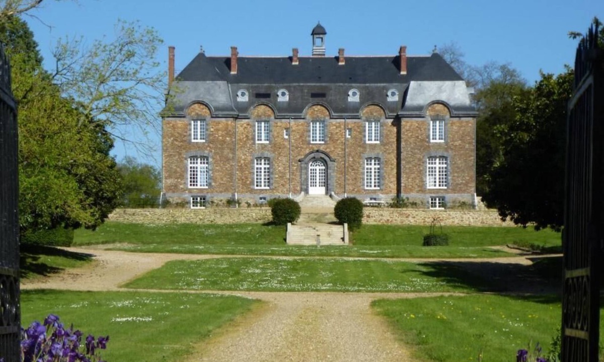 Saint-Mars-du-Desert Cottage | SUITE ROYAL IN CASTEL LE PERRAY