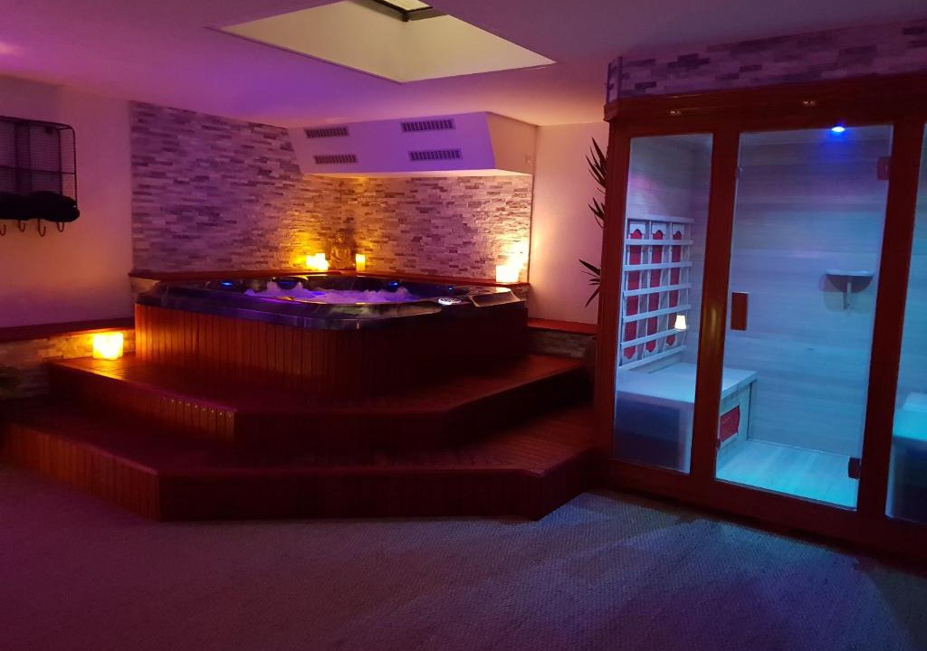 Clisson Apartment | Suite Spa, Love Room Bien-être, Jacuzzi, Sauna, fauteuil massant
