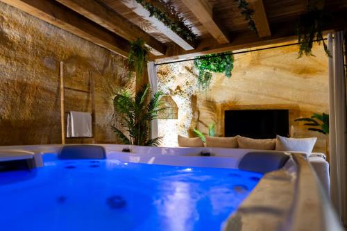 Doue-la-Fontaine Apartment | Suite troglodyte & spa privé - Luxe et détente