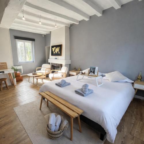 Saumur House | Suite Une Bulle d Evidence avec baignoire spa