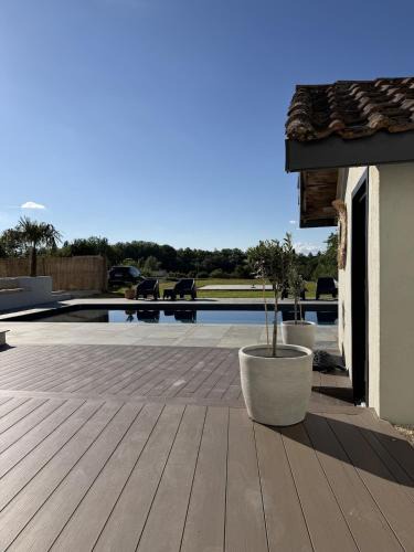 Villereal Apartment | Suite Vendôme - Elégance, Terrasse avec accès Piscine