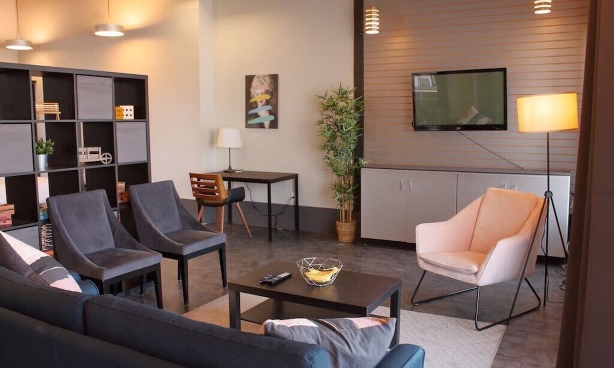 Bedford Apartment | Suite with AC, Industrial Styling